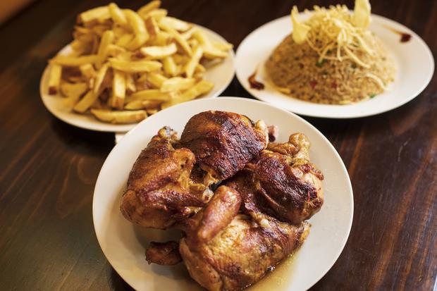 "Cambalache, chickens and grills".  In the photo, grilled chicken, chaufa rice and French fries.  (Photo: Joel Alonzo / @ photo.gec)