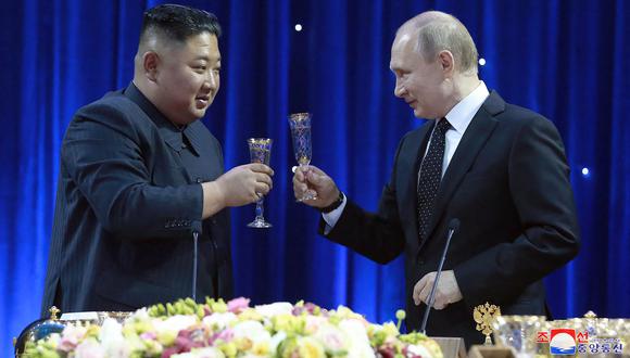 El presidente ruso, Vladimir Putin (derecha), y al líder norcoreano, Kim Jong Un, asistiendo a una recepción luego de sus conversaciones en el Far Eastern Federal.