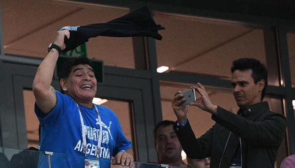 Diego Maradona ya tiene una canción gracias a los hinchas de Gimnasia. (Foto: AFP)