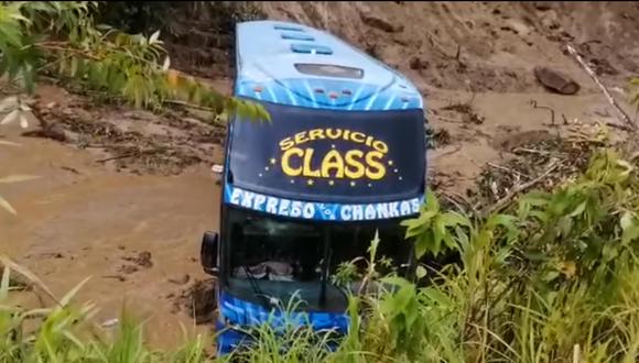 Bus  de la Expreso Los Chankas quedó atrapado y abandonado en medio del lodo y piedras que arrastró el Río Araza. (Foto: César Zapata)
