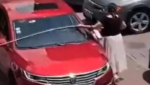 La mujer midió su vehículo poco antes de intentar ocupar el espacio libre del estacionamiento. (Foto: Captura)