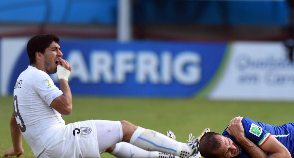 Por esta acción antideportiva Suárez estuvo inhabilitado de jugar 9 partidos con su selección, así como cuatro meses de inactividad futbolística a nivel de clubes. (Foto: AFP)