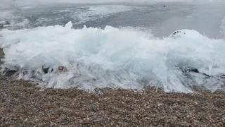 ¿Cómo rompe una ola de hielo en la costa de Siberia? [VIDEO]