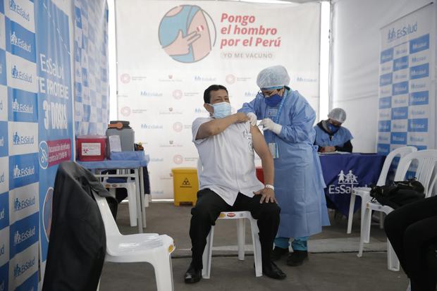 Today, Friday, October 15, the application of the third dose of vaccine against COVID-19 to health personnel began (Photo: Renzo Salazar / @ photo.gec)
