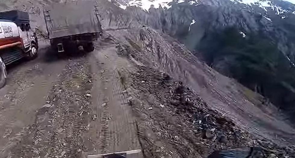 Este video de YouTube se hizo viral por la peligrosidad de una carretera que se ha convertido en la más peligrosa del mundo tal y como se puede apreciar. (Foto: captura)