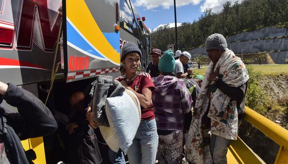 Un grupo de migrantes venezolanos que viajan a Perú en autobús, hacen una parada en las afueras de Quito el 22 de agosto de 2018. (Foto: AFP).