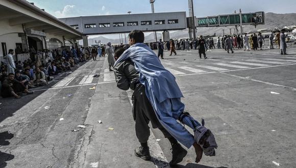 Pasajeros afganos esperan para salir del aeropuerto de Kabul después del final de la guerra de 20 años en Afganistán. (Foto referencial de AFP)