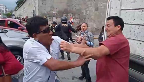 Congresista Edwin Martínez Talavera se enfrentó a golpes con manifestante (Foto: GEC)
