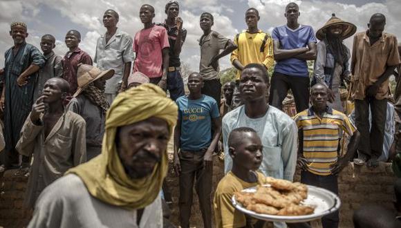 Un grupo de personas de Níger espera a la llegada de un convoy de las Naciones Unidas en la aldea de Sabon Machi para poder recibir diferentes ayudas. (Foto referencial: AFP)