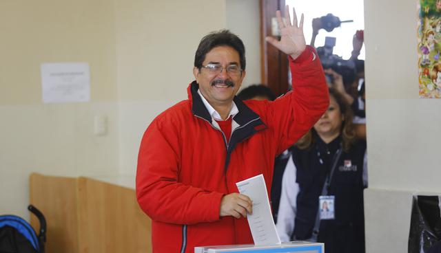 Enrique Cornejo votó en Miraflores acompañado de portátil - 1