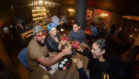 El restobar cuenta con espacios en salón y terraza para disfrutar el partido. Además, es pet-friendly. (Fotos: Donoso)