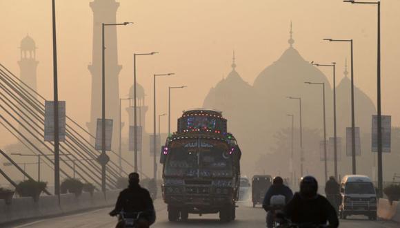 Los vehículos se abren paso en medio de las fuertes condiciones de smogg en Lahore. (Foto: Arif ALI / AFP)