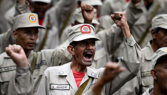 Nicol&aacute;s Maduro anunci&oacute; que la Milicia Bolivariana estar&aacute; integrada por 500.000 civiles armados con fusiles. (AFP / Federico PARRA).
