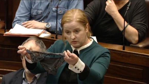 La parlamentaria irlandesa Ruth Coppinger mostró una tanga de encaje para crear conciencia sobre la culpabilización de las víctimas de agresiones sexuales.