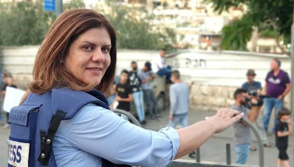 Esta foto obtenida de un ex colega de la periodista de televisión asesinada de Al-Jazeera, Shireen Abu Aqleh (Akleh), muestra su reportaje desde Jerusalén el 12 de junio de 2021. - El ejército israelí dijo que había una "alta posibilidad" de que la reportera palestino-estadounidense Abu Akleh fuera asesinada a tiros por un soldado israelí que la confundió con un militante. (Foto by HANDOUT/AFP)