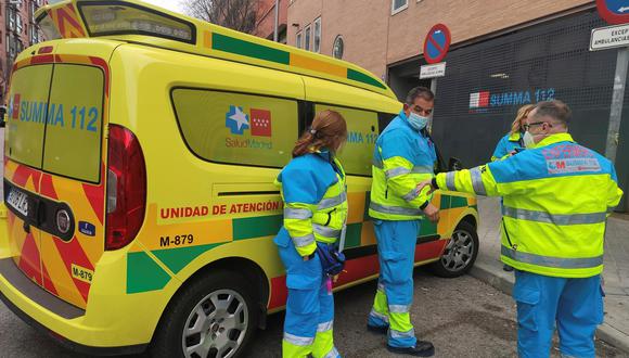 Varios efectivos del Summa 112 junto a una de las unidades de atención domiciliaria del servicio en Madrid, España. (EFE/Borja Méndez).