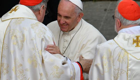 Imagen de archivo del papa Francisco saludando al cardenal George Pell (a la izquierda) de Australia, después de la celebración de una misa que marca el final del Jubileo de la Misericordia, el 20 de noviembre de 2016, en el Vaticano. (Foto de VINCENZO PINTO / AFP)