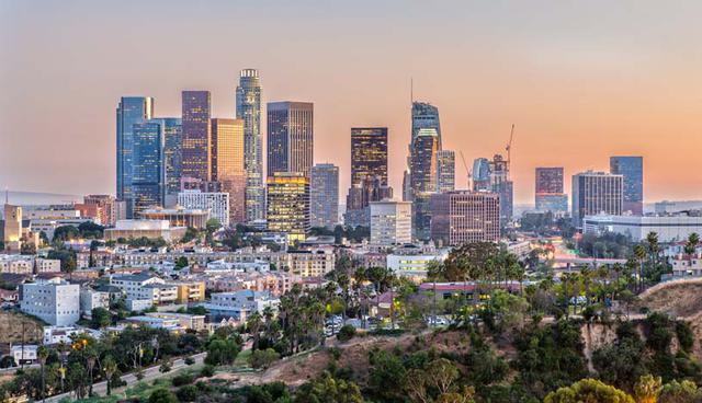 Los Ángeles. Es una de las mayores áreas metropolitanas de Estados Unidos. Podemos visitar sus increíbles paisajes costeros, hacer tours por los estudios de Hollywood y recorre el Paseo de la Fama. Pero además, el barrio de Sunset Strip nos espera para sus desenfrenadas noches de juerga. (Foto: Shutterstock)