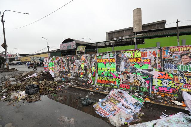 Caos vehicular y basura por obras de demolición del antiguo puente Circunvalación. (Foto: Rolly Reyna/El Comercio)
