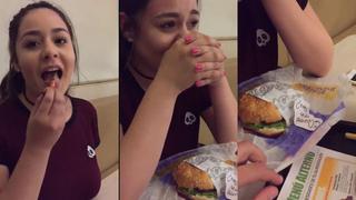 Se declara ante una chica utilizando una hamburguesa y sorprende a miles en redes sociales