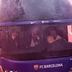 Previo al partido ante PSG, fanáticos de Barcelona lanzaron objetos al bus de su equipo cuando llegaban al Estadio Olímpico de Montjuic.