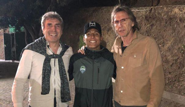 El encuentro de Raúl Ruidíaz con el entrenador y el preparador físico de la Selección Peruana. (Foto: @SeleccionPeru)