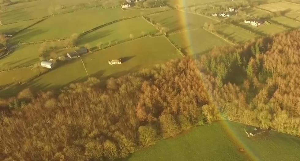 Alzaron vuelo un dron y lo que captó te parecerá de otro mundo. Un arcoiris circular se muestra al mundo y esto sucede. (Foto: Captura)