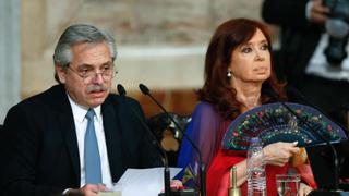 Alberto y Cristina Fernández defienden su gestión tras un año en el poder