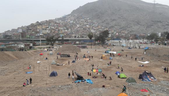 Unas 200 familias se volvieron a asentar ayer en la zona de Cantagallo. (Rolly Reyna / El Comercio)