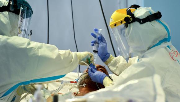 Trabajadores sanitarios atienden a un paciente de coronavirus en una Unidad de Cuidados Intensivos del hospital San Filippo Neri de Roma, el 29 de octubre de 2020. (Foto de Tiziana FABI / AFP).