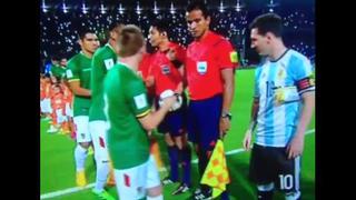 Messi en aprietos con boliviano durante himno argentino [VIDEO]