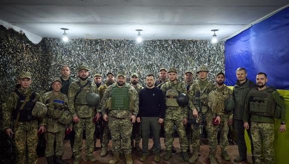 El presidente ucraniano Volodymyr Zelensky (C) posando para la foto con militares ucranianos durante su visita a la región de Zaporizhzhia, el 27 de marzo de 2023. (Foto de Handout / Servicio de Prensa Presidencial de Ucrania / AFP)