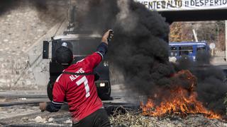 Chile: Un muerto y un bus quemado en nueva noche de protestas por la pandemia de coronavirus