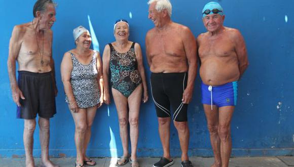 Natación de adultos mayores: aventura y valentía en la piscina