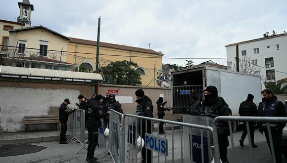 Agentes de la policía antidisturbios turca bloquean la calle de la iglesia de Santa María después de un ataque en Estambul, el 28 de enero de 2024. (Foto de OZAN KOSE / AFP)