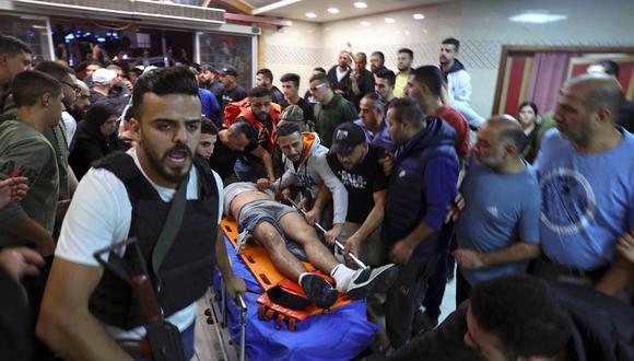 Un hombre herido es llevado en camilla a un hospital después de los enfrentamientos con las fuerzas israelíes en Naplusa, en la Cisjordania ocupada.