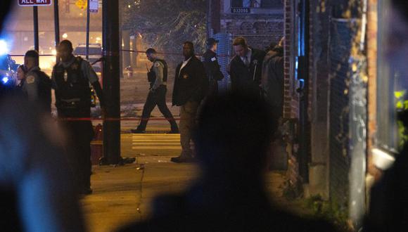 La policía de Chicago trabaja en la escena de un tiroteo masivo cerca de Polk Street y California Avenue. (E. Jason Wambsgans/Chicago Tribune vía AP).