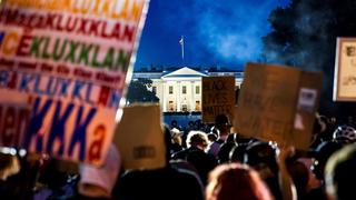 Los manifestantes se mantienen afuera de la Casa Blanca pese al anuncio de toque de queda | FOTOS 