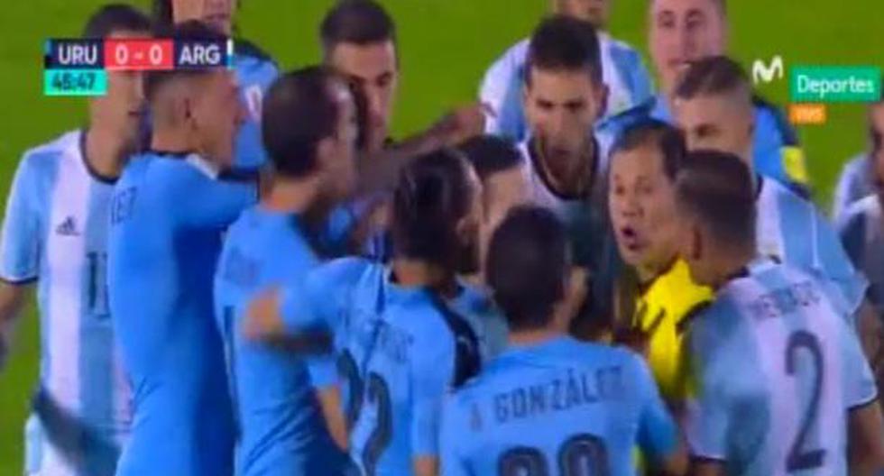 Víctor Hugo Carrillo se vio en medio de la polémica por los reclamos de los jugadores de Uruguay y Argentina. (Video: YouTube)