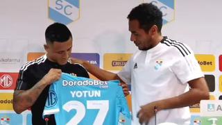 Carlos Lobatón le heredó el número 27 de Sporting Cristal a Yoshimar Yotún en una simbólica entrega
