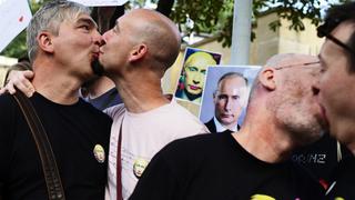 FOTOS: Colectivos homosexuales protestan besándose en la embajada de Rusia en países europeos