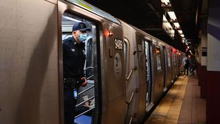 Tragedia en el metro de Nueva York: muere hombre al quedar su pantalón agarrado en puerta de un vagón