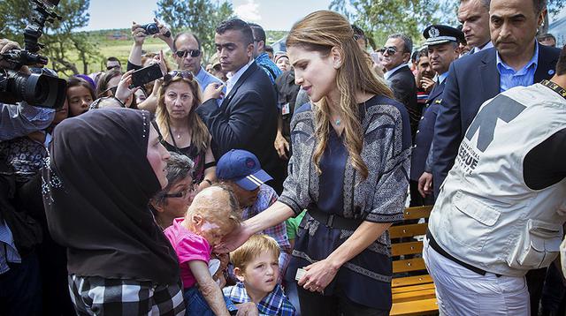 La reina Rania de Jordania visita a los refugiados en Lesbos - 5