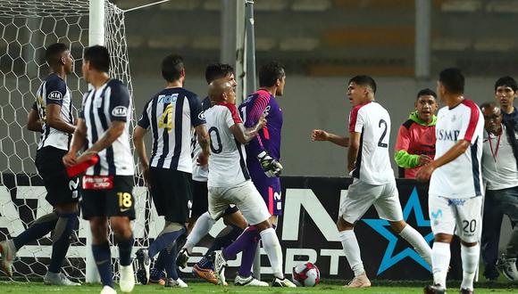 Así fue el cruce entre Leao Butrón y Luján tras el final del partido. | Foto: Daniel Apuy