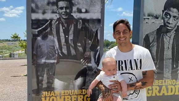 Alejandro Hohberg e hijo en el estadio Campeón de Siglo, de Peñarol. De fondo la gigantografía de su abuelo, Juan Eduardo Hohberg, ídolo uruguayo. FOTO: Instagram.