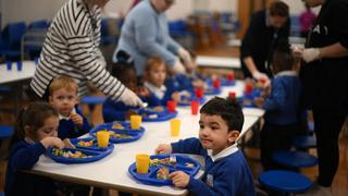 Las dificultades de las familias británicas para pagar las comidas de los niños en la escuela