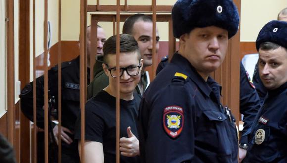 Foto tomada el 25 de febrero de 2020 donde se ve a Viktor Filinkov, de 25 años, y a Yuli Boyarshinov, de 28 años, ambos acusados ​​de ser miembros del llamado grupo terrorista La Red. (Foto por Olga MALTSEVA / AFP).
