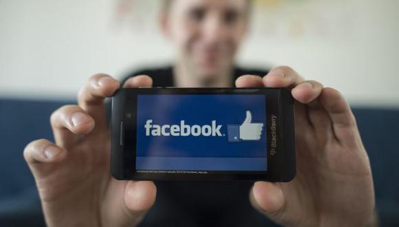 Facebook explica que la información que recoge le sirve para proporcionar productos y servicios 'personalizados' a cada usuario. (Foto: AFP)
