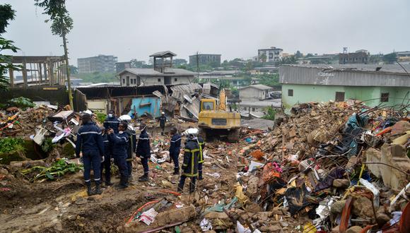 Rescatistas junto a montones de escombros después del derrumbe de un edificio en Douala, Camerún, el 24 de julio de 2023. (Foto de EFE/EPA/DONGMO RODRIGUE WILLIAM)