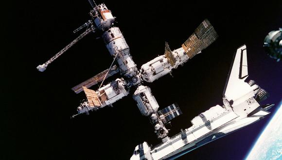 El transbordador estadounidense "Atlantis" y la estación rusa "Mir" se unen en el espacio, el 29 de junio de 1995. (Foto de la NASA)